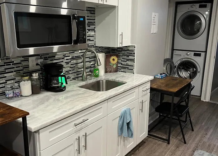 Urban Retreat Basement Studio Only Two Blocks From Metro! Off Street Parking!